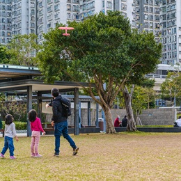 公园的广阔空间让同龄的小朋友可以一起奔跑玩耍，增加了接触大自然的机会。